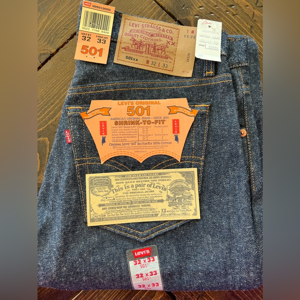 ✨90s VINTAGE LEVI GOLD✨